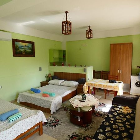 Guesthouse Aleksander Берат Экстерьер фото
