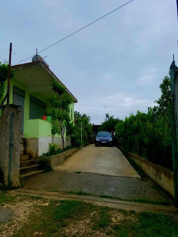 Guesthouse Aleksander Берат Экстерьер фото